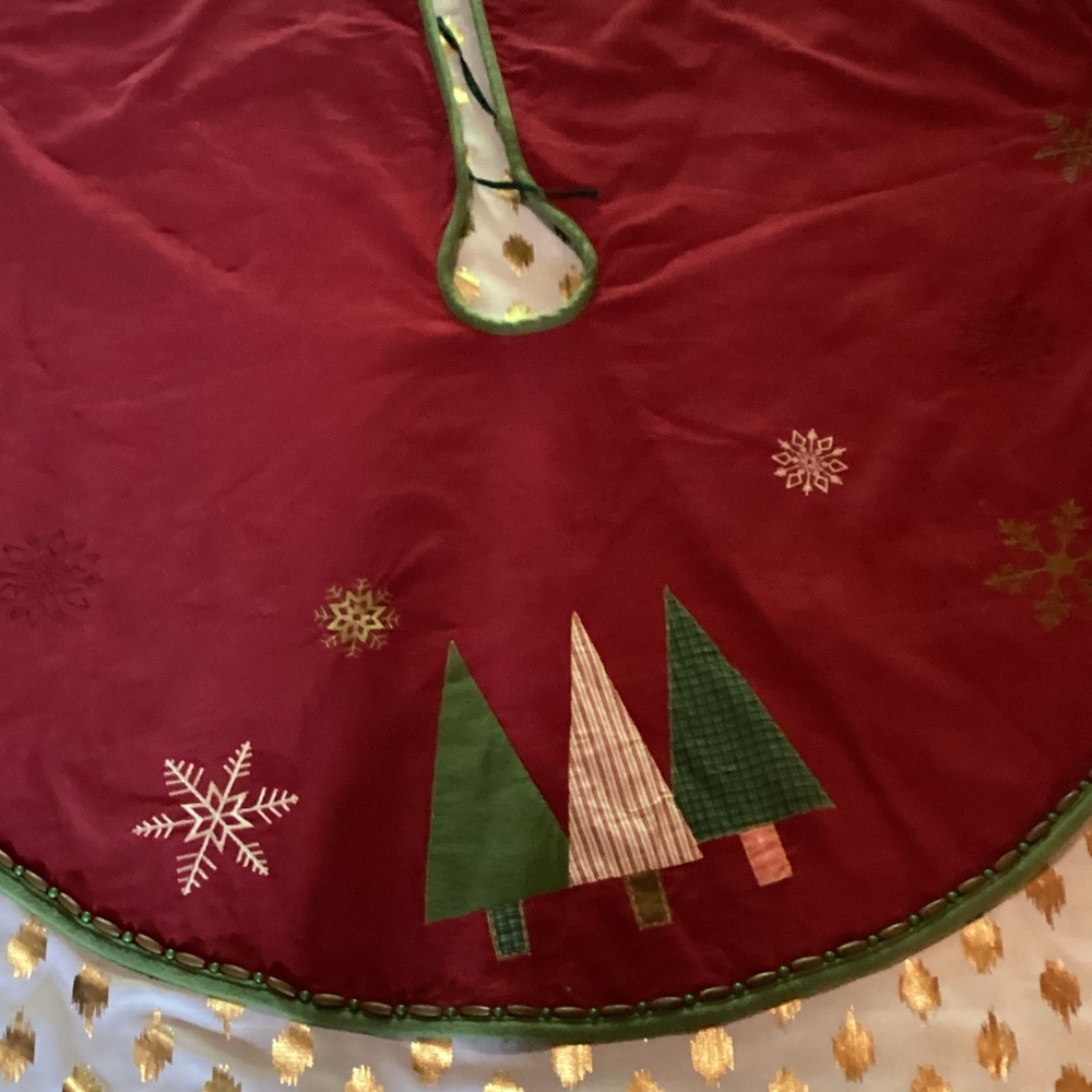 Holiday Tree Skirt in Red and Green